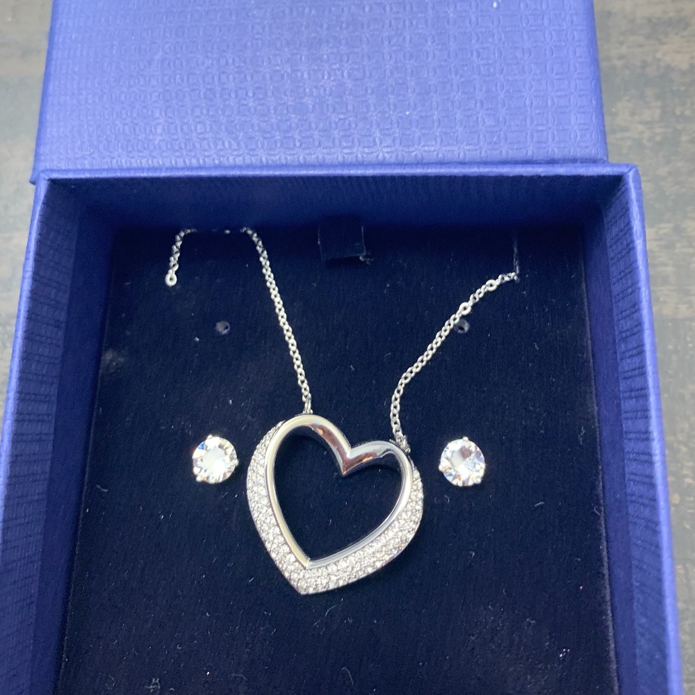 Swarovski necklace with matching earrings  (NEW)